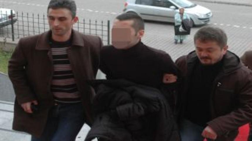 Adliyede Bı&ccedil;aklı Kavga: 1 Yaralı