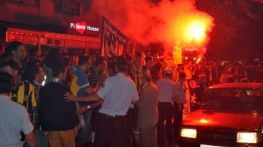 Edirne'deki Fenerbah&ccedil;elilerin Kupa Sevinci