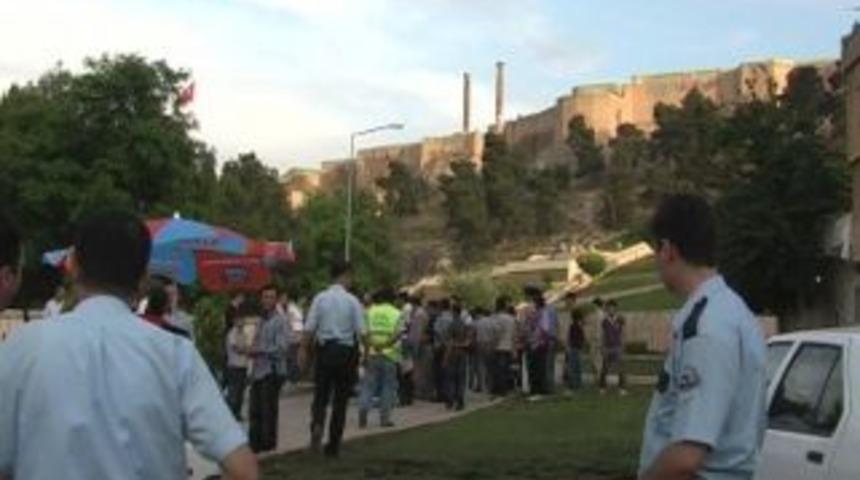 Kale eteğinde bı&ccedil;aklı kavga