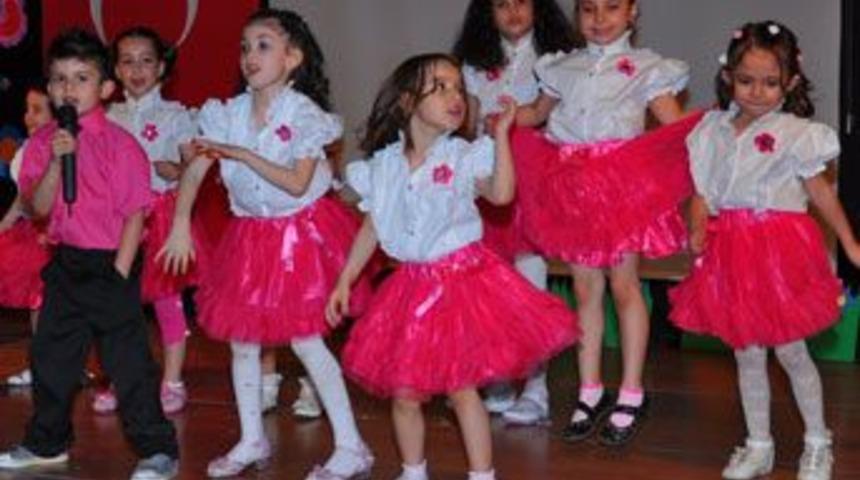 Minikler Anneler G&uuml;n&uuml;&rsquo;n&uuml; kutladı