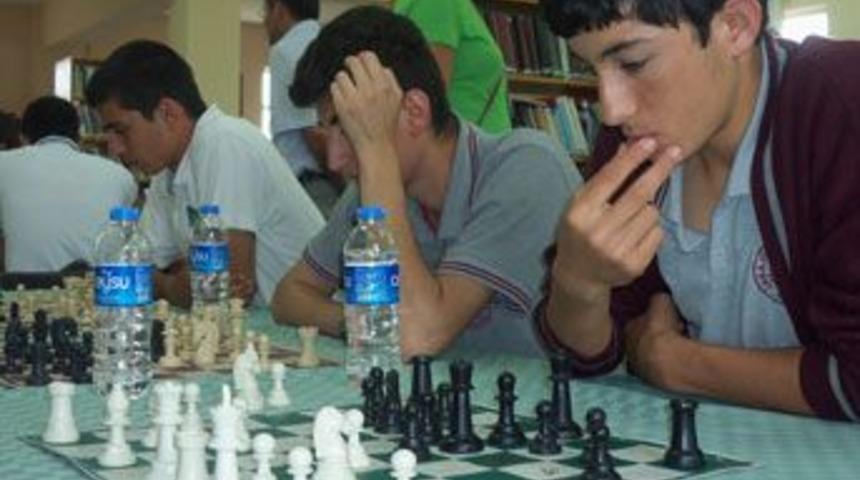 Satran&ccedil;ta birinci Abdullah Albayrak