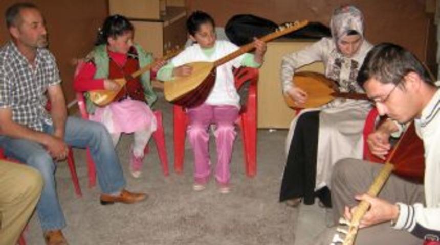 Saz Kursu &ouml;ğrencilerinde b&uuml;y&uuml;k başarı