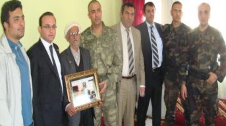 Kaymakam Gen&ccedil;t&uuml;rk'ten Kore Gazisine Ziyaret