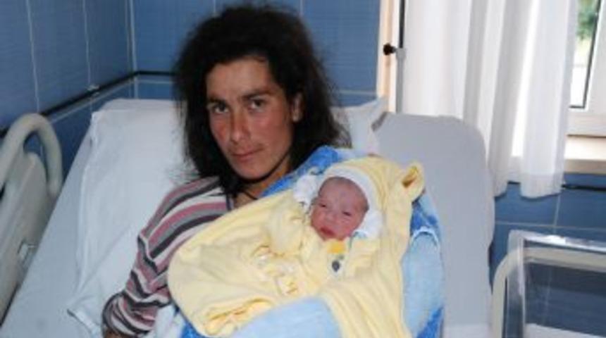 Hastaneye Ulaşamadan Ambulansta Doğum Yaptı