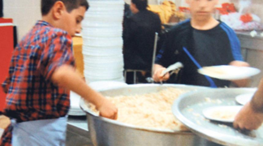 &lsquo;Depremzede &ccedil;ocuklar &ccedil;alıştırılıyor&rsquo;