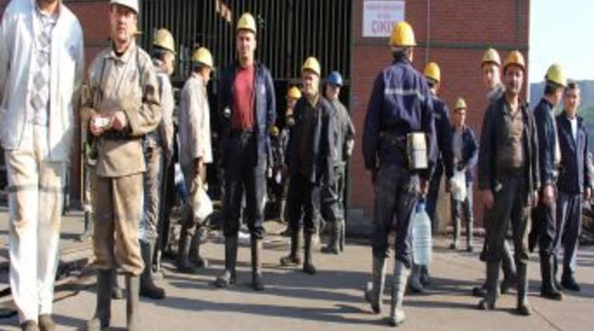 Grizuda &Ouml;len 30 Madenci, Facianın 2. Yıl D&ouml;n&uuml;m&uuml;nde Kuyu Başında Anıldı