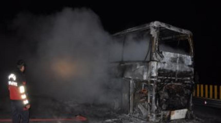 Bolu'da Yolcu Otob&uuml;s&uuml; Alev Alev Yandı