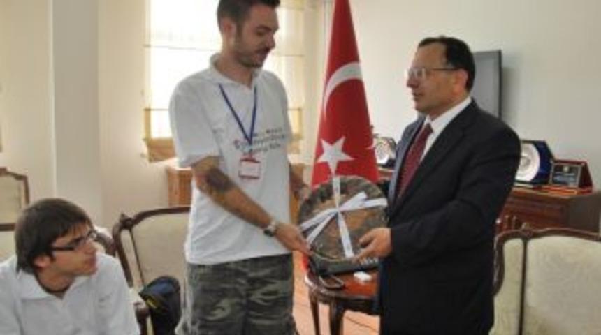 İtalyan Gen&ccedil;ler Cıvıldayan Duvarlar Projesi İ&ccedil;in Malatya'da