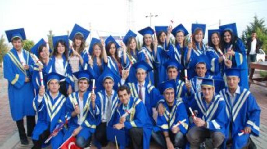 Y&uuml;ksek Okul &Ouml;ğrencilerinin Mezuniyet Sevinci