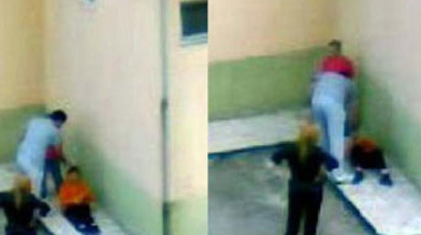 Otistik &ouml;ğrenciye dayak