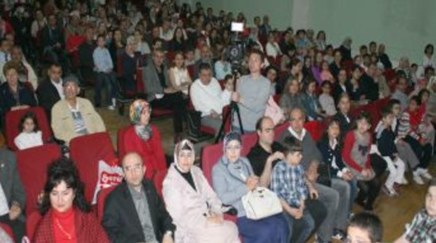 Mega Aritmetik İle İstiklal Marşı'nı Okurken Matematik İşlemi Yapıyor