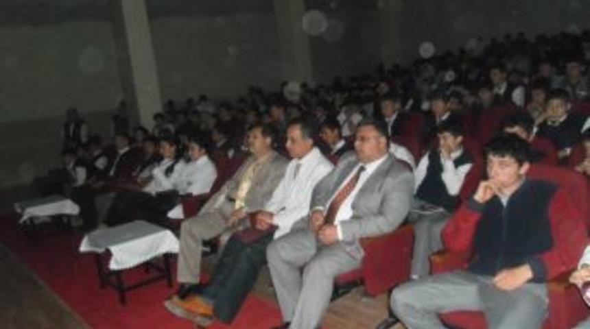 Meslek Lisesi &Ouml;ğrencilerinden Şiir Dinletisi