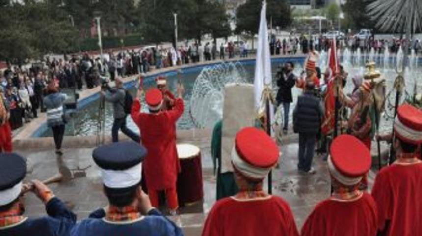 Erzurum'da D&uuml;zenlenen 3. Uluslar Arası T&uuml;rk Ş&ouml;leni, Bayrak Y&uuml;r&uuml;y&uuml;ş&uuml;yle Başladı