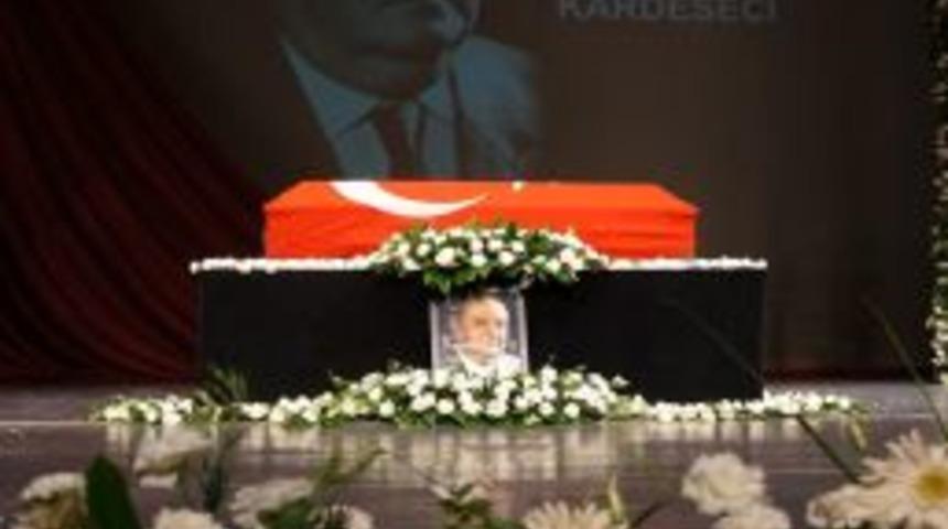 Sanat&ccedil;ı Erol Kardeseci I&ccedil;in B&uuml;y&uuml;k Tiyatro&rsquo;da T&ouml;ren