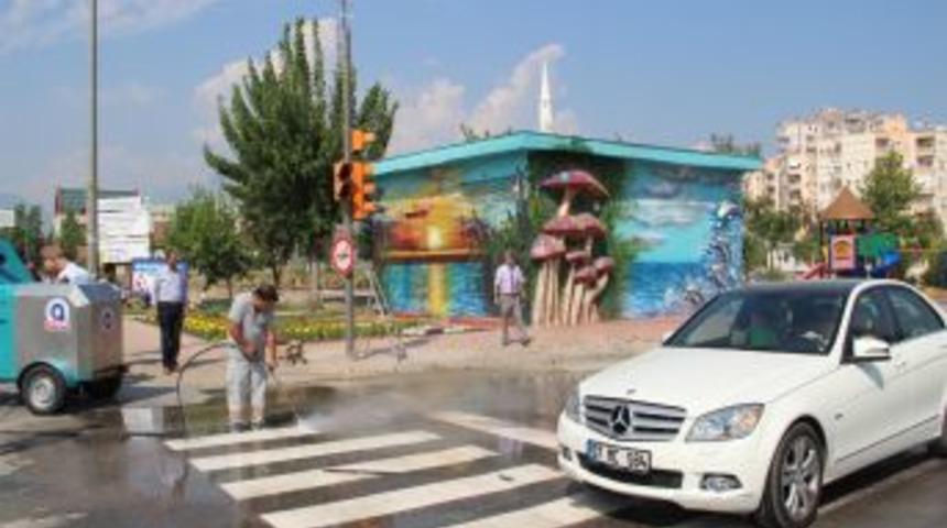 Yaya Ge&ccedil;itleri, Trafik Lambaları Ve Sinyalizasyon Basın&ccedil;lı Suyla Temizleniyor