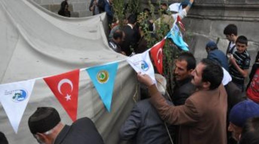 Erzurum'da Fidan Dağıtımında İzdiham