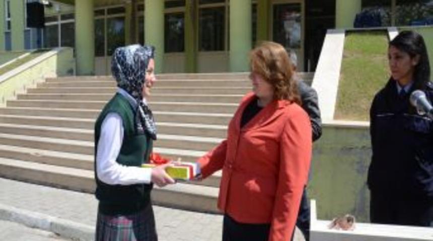 Başarılı &Ouml;ğrenciye IPad Hediyesi