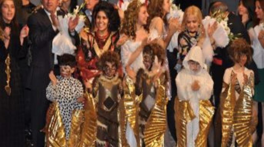Gkv'liler İngilizce Wıcked M&uuml;zikalini Sahneledi