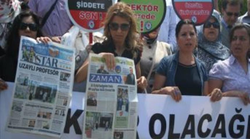 &Uuml;niversitelerde Baş&ouml;rt&uuml;l&uuml; &Ouml;ğrencilere Yapılan Baskılara Tepki Eylemi