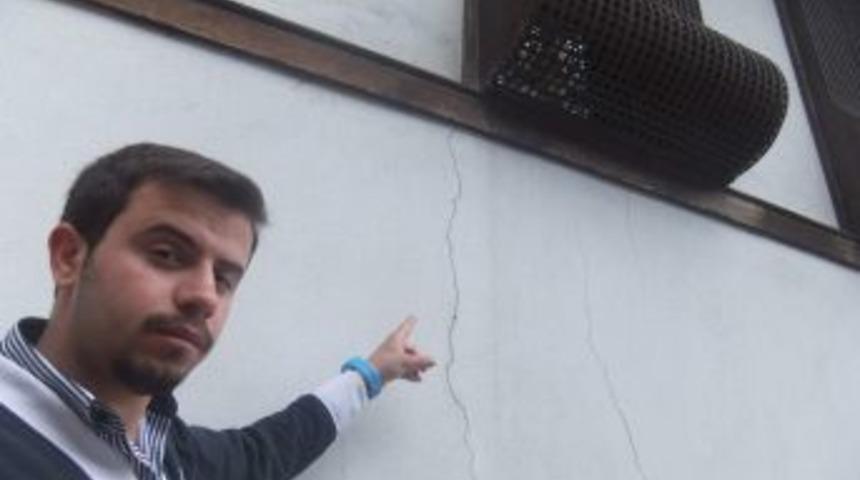 Tarihi Konaktaki &Ccedil;atlaklar Korkutuyor