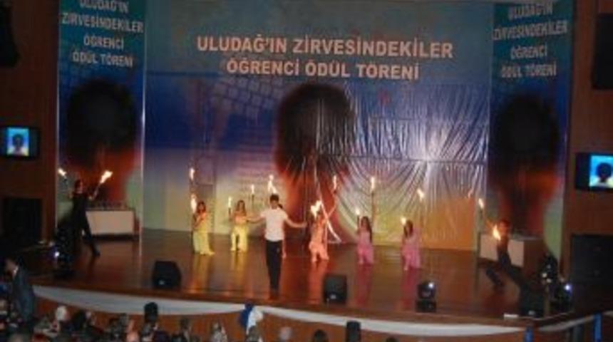 U&uuml;'den Başarılı &Ouml;ğrencilere Anlamlı &Ouml;d&uuml;l