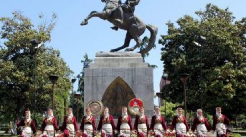 Lise &Ouml;ğrencilerinden Halk Dansları G&ouml;sterisi