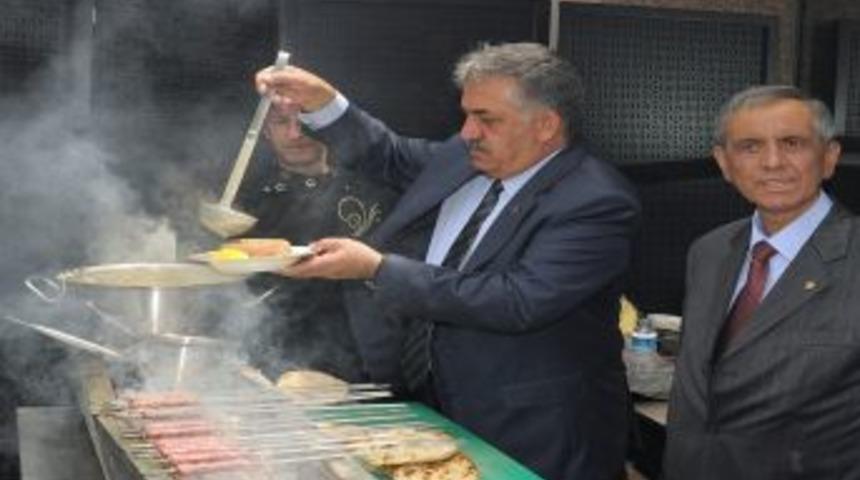 Bakan Yazıcı'ya TOBB'da Manisa Kebabı Ikram Edildi