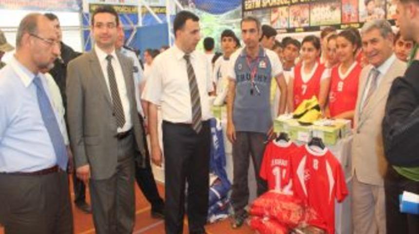 Birecik'te Bin 400 &Ouml;ğrenciye Spor Malzemesi Dağıtıldı