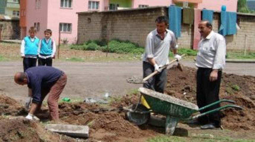 G&uuml;roymak'ta Okul Bah&ccedil;eleri D&uuml;zenleniyor