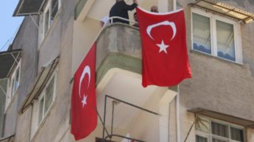 Şehit Binbaşı Dikmen'in Oturduğu Mahalle T&uuml;rk Bayraklarıyla Donatıldı