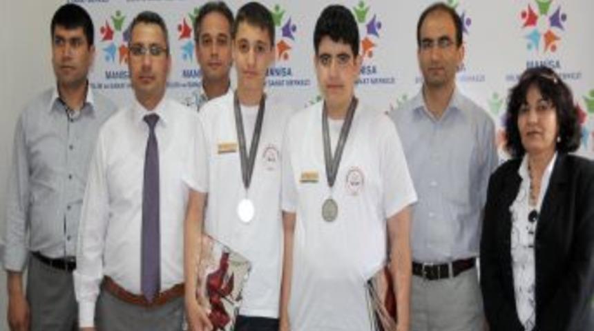 Bilim Ve Sanat Merkezi, D&uuml;nya Ikincisi &Ouml;ğrencilerini &Ouml;d&uuml;llendirdi