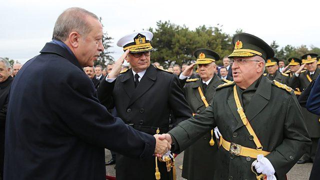 Güler (solda), darbe girişiminin ardından jandarma genel komutanlığına, bir yıl sonra da kara kuvvetleri komutanlığı görevlerine getirildi