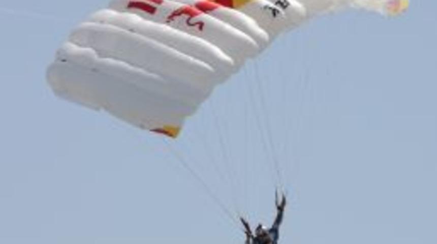 Usta Paraş&uuml;t&ccedil;&uuml;lerden Nefes Kesen Atlayış