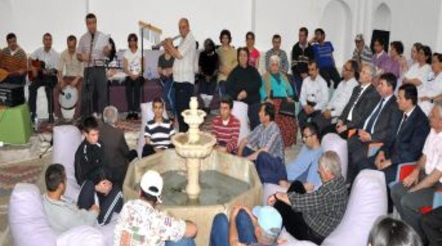 Sağlık Personeli Ve Hastalardan Oluşan M&uuml;zik Grubu Konser Verdi