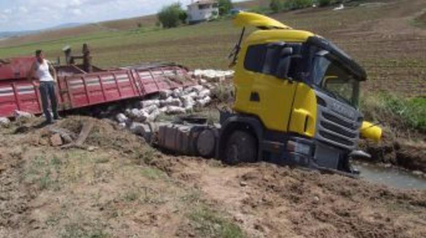 Patates Yüklü TIR Devrildi: 2 Yaralı