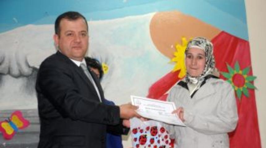 Vanlı Depremzede Kadınlar Okuma Yazmayı Söktü Sertifikalarını Aldı