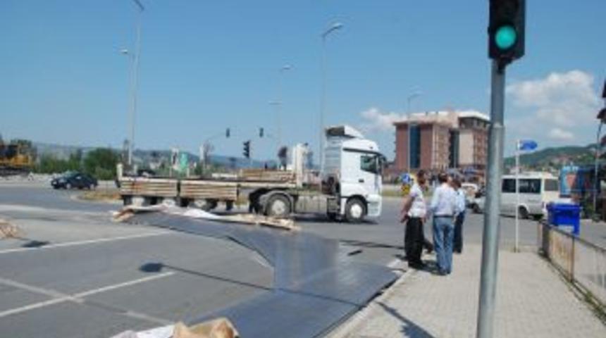Kavşaktan D&ouml;n&uuml;ş Yapan TIR'ın Y&uuml;k&uuml; Yola Sa&ccedil;ıldı