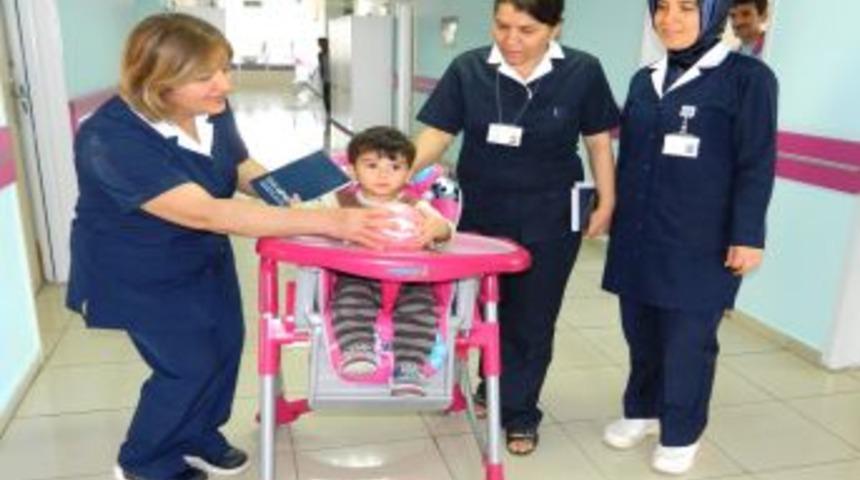 Hastanede Yatan &Ccedil;ocuklara Mama Sandalyesi Dağıtıldı