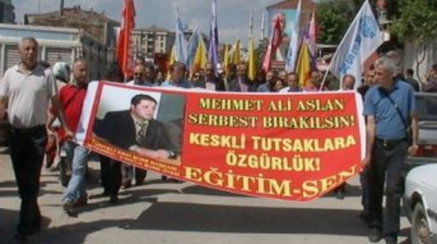 Kesk, Tutuklu &Ouml;ğretmen Mehmet Ali Aslan'a &Ouml;zg&uuml;rl&uuml;k İstedi