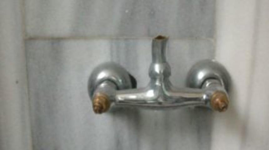 Caminin Musluklarını Kırıp Ka&ccedil;tı