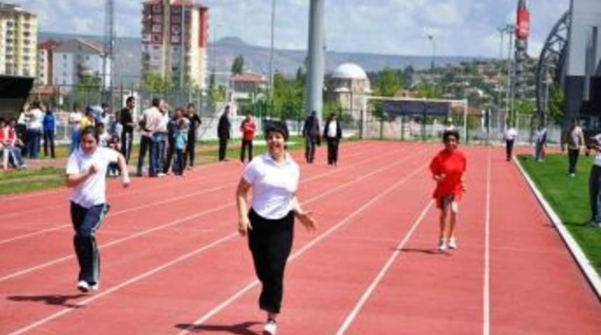 15-21 Mayıs Gen&ccedil;lik Haftası Etkinlikleri &Ccedil;er&ccedil;evesinde Engelliler Atletizm Yarışları Yapıldı