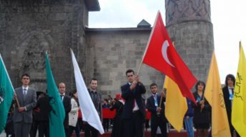 T&uuml;rk D&uuml;nyası Ş&ouml;leni, Şehir Meydanında Başladı