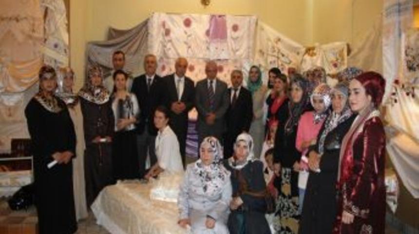 Yeniceleri Kursiyerler G&ouml;z Nuru Eserlerini Sergiledi