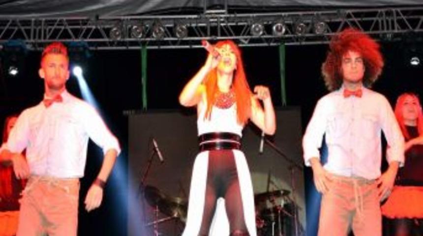 Hande Yener Konseri B&uuml;y&uuml;k İlgi G&ouml;rd&uuml;