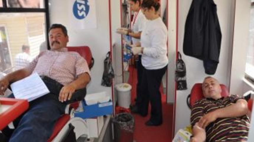 Vatandaşlardan Kızılay'a Kan Bağışı
