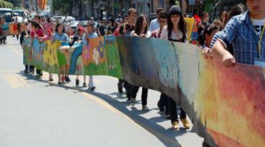 'y&uuml;r&uuml;yen Sergi'deki 350 Metrelik Resim Şaşırttı