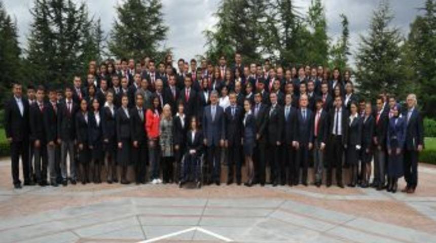 Cumhurbaşkanı G&uuml;l, Gen&ccedil;lik Heyetini K&ouml;şk'te Kabul Etti