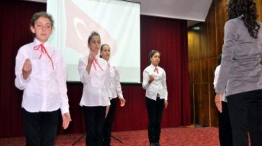 İşitme Engelliler Tiyatro Oyunu Sahneledi