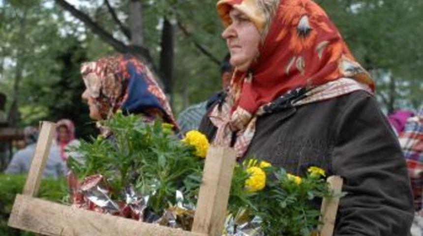 Annelere Kasa Dolusu &Ccedil;i&ccedil;ek