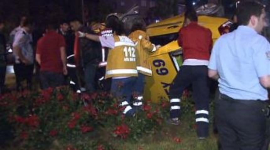 Şişli&rsquo;de Kaza: Aracında Sıkışan Taksici Kurtarıldı